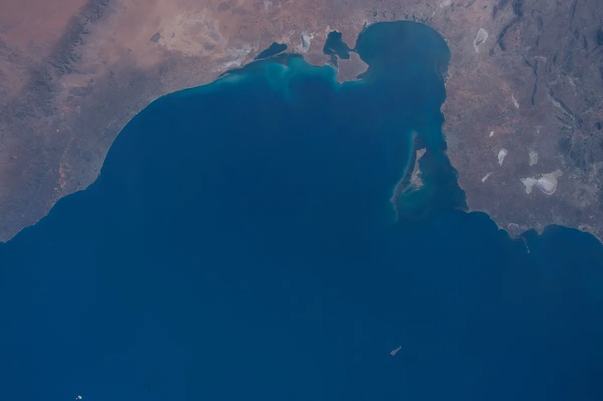 Come arrivare a Lampedusa: guida pratica da Sicilia e Africa